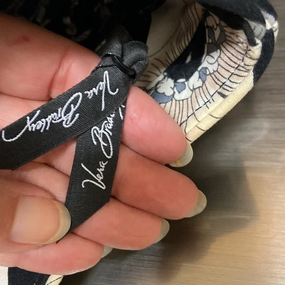 VERA Bradley floral blues whites and blacks handbag zip closure - Picture 5 of 6